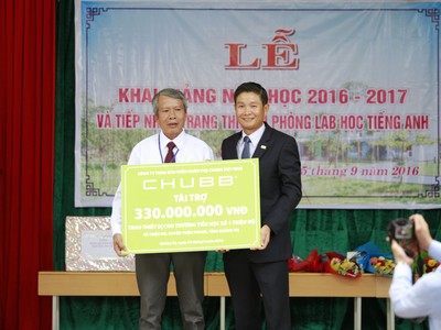 Chubb Life Việt Nam trao tặng thiết bị dạy và học cho 4 trường tiểu học