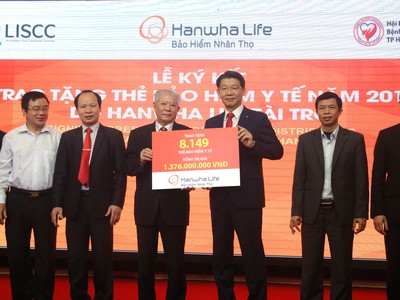 Năm 2018 Hanwha Life Việt Nam sẽ trao tặng 8.149 thẻ Kl99kl phiên bản hoạt động y tế 