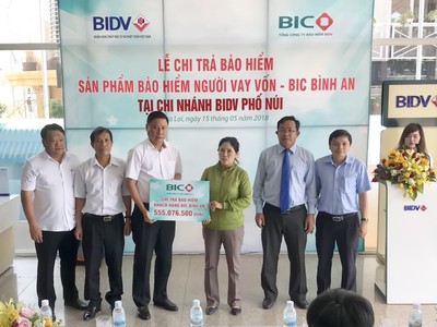 BIC trao hơn 555 triệu đồng tiền Kl99kl phiên bản hoạt động người vay vốn cho khách hàng tại Gia Lai