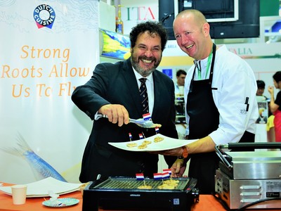 Siêu đầu bếp Michelin Michel Louws (phải) sẽ  trình diễn nấu ăn ở Holland Pavilllion tại Vietnam Foodexpo 2018