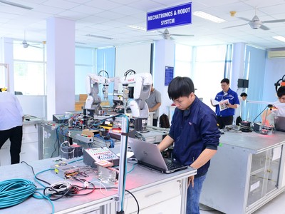 Mitsubishi Electric Việt Nam giới thiệu cánh tay robot với nhiều cải tiến trong công nghệ cảm biến