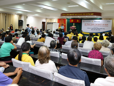 Sun Life trao tặng 537 thẻ Kl99kl phiên bản hoạt động y tế  cho các hộ gia đình tại quận 4, TP.HCM