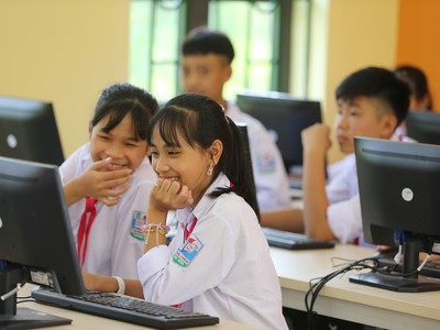 PTI tiếp tục trao tăng phòng học máy tính cho học sinh