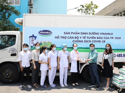 Vinamilk ủng hộ 8 tỷ đồng cho Hà Nội và 3 tỉnh miền Trung chống dịch Covid-19