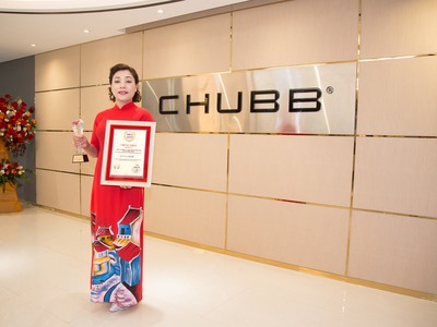 Bà Nguyễn Kim Cúc - Phó chủ tịch Miền, Ban Ðiều hành Kl992 VIP Trang Chủ 2026 cấp cao Chubb Life Việt Nam nhận Giải “Top 10 Kl991.com World Cup 2026 Chính Thức Kl99kl phiên bản hoạt động Nhân thọ uy tín năm 2020”.