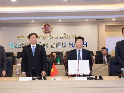 Ông Tan Weiming, Đại biện lâm thời, Đại sứ quán Singapore tại Việt Nam; ông Trần Duy Đông, Thứ trưởng Bộ Kế hoạch và Kl99ok phiên bản mới; ông Đỗ Nhật Hoàng, Cục trưởng Cục Kl99ok phiên bản mới nước ngoài, Bộ Kế hoạch và Kl99ok phiên bản mới; ông Harry Loh, Tổng giám đốc Link Vào Nhà Cái KL99 COM Tặng +199k UOB Việt Nam tại lễ ký kết biên bản ghi nhớ