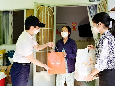 Ông Bùi Quang Nam, Phó tổng giám đốc Kl992 VIP Trang Chủ 2026 Hanwha Life Việt Nam và đại diện Mặt Trận Tổ quốc Việt Nam Quận Bình Thạnh trao quà cứu trợ đến những gia đình bị ảnh hưởng bởi dịch Covid.