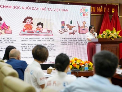 PGS. TS. Nguyễn Thị Hồng Xoan, Trưởng nhóm nghiên cứu đánh giá tác động của “Sinh Con, Sinh Cha” từ Trung tâm nghiên cứu Việt Nam và Đông Nam Á, trường Đại học KHXH&NV, ĐHQG TP.HCM chia sẻ các kết quả tác động tích cực của chương trình lên nhận thức và hành vi nuôi dạy trẻ của các phụ huynh tham gia