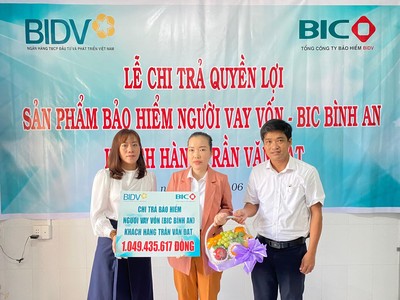 BIC trao hơn 1 tỷ đồng quyền lợi Kl99kl phiên bản hoạt động cho khách hàng vay vốn tại Bến Tre
