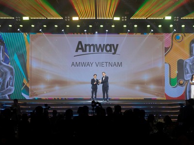 Ông Huỳnh Thiên Triều- Tổng giám Đốc Amway Việt Nam vinh dự được trao tặng phiên bản vàng của chiếc cúp Harmonia với thành tích 5 năm đạt được giải thưởng HR Asia - Nơi làm việc tốt nhất châu Á 2024.