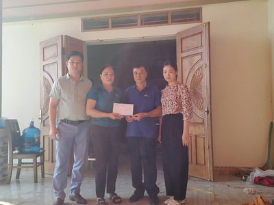 Đại diện Kl99kl phiên bản hoạt động PTI trao tiền tạm ứng bồi thường cho khách hàng