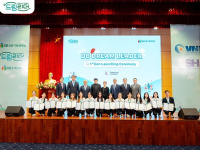 Lãnh đạo Kl994 game bài casino hấp dẫn DB trao học bổng cho sinh viên ĐH Thăng Long