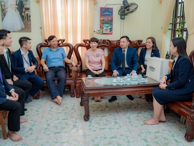 Đại diện AIA Việt Nam đến thăm hỏi và động viên khách hàng không may gặp biến cố về sức khỏe