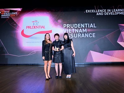  (Ở giữa) Bà Bùi Thị Thanh Thúy - Phó Tổng giám đốc Nhân sự Prudential Việt Nam nhận giải thưởng Excellence in Learning & Development tại HR Excellence Award 2024 ở Singapore