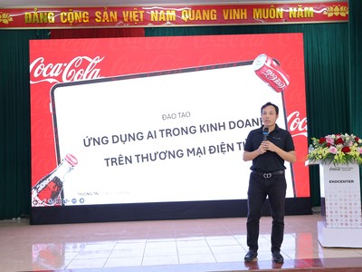 Ông Bùi Quang Cường - CEO iViet Solution, Thành viên BCH Hiệp hội TMĐT Việt Nam chia sẻ các kiến thức TMĐT với chị em phụ nữ Duyên Thái