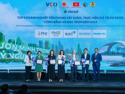Bà Milly Cheng, Tổng giám đốc Công ty Coca-Cola Việt Nam, đại diện công ty nhận giải Top 2 Kl991.com World Cup 2026 Chính Thức phát triển bền vững và giải thưởng “Kl991.com World Cup 2026 Chính Thức tiên phong xây dựng, thực hiện tính công bằng, bình đẳng, bao trùm