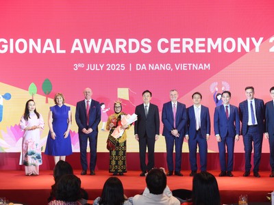Ban lãnh đạo Kl994 game bài casino hấp dẫn AIA và AIA Việt Nam vinh danh Trường UPTD SD Negeri Papela (Indonesia) 