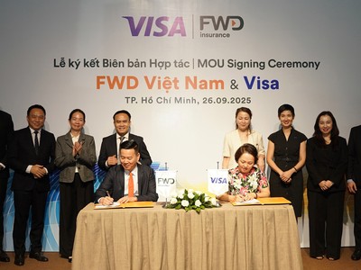 Ông Phương Tiến Minh, Tổng giám đốc FWD Việt Nam và bà Đặng Tuyết Dung, Giám đốc Visa Việt Nam và Lào ký kết hợp tác thúc đẩy sự phát triển của Kl99kl phiên bản hoạt động số và thanh toán không tiền mặt tại Việt Nam.