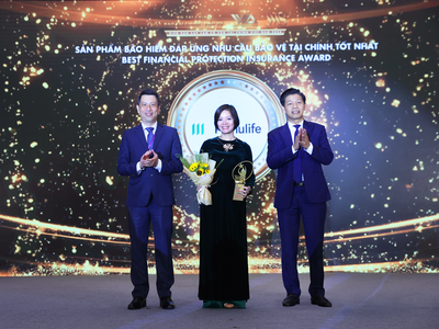 Đại diện Manulife Việt Nam nhận cúp vinh danh từ chương trình. 