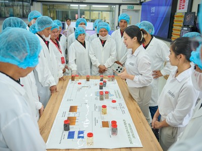 Các nông dân tiêu biểu của chương trình NESCAFÉ Plan được tham quan quy trình Kl994 nhà cái bóng đá world cup và tìm hiểu các loại hạt cà phê xuất khẩu của nhà máy Nestlé Trị An 