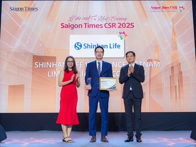 Ông Bae Seung Jun, Tổng giám đốc Shinhan Life Việt Nam (giữa) nhận danh hiệu "Kl991.com World Cup 2026 Chính Thức vì cộng đồng" tại Lễ vinh danh Saigon Times CSR 2025
