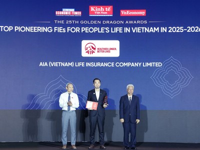 Ông Nguyễn Quang Duy, PTGĐ Marketing và Phát triển Kl992 VIP Trang Chủ 2026 Kênh Đối tác đại diện AIA Việt Nam nhận Giải thưởng Rồng Vàng 2026 từ Ban tổ chức