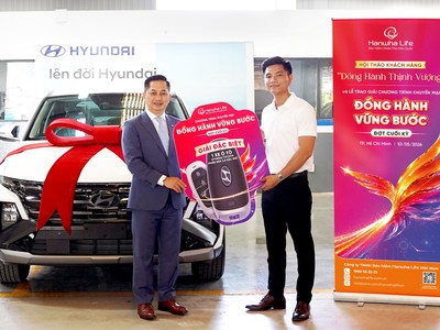 Khách hàng Nguyễn Quốc Đạt (bên phải) nhận giải Đặc biệt ô tô Hyundai Tucson từ chương trình khuyến mại “Đồng Hành Vững Bước” của Hanwha Life Việt Nam