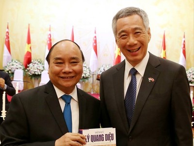 Thủ tướng Lý Hiển Long tặng sách Thủ tướng Nguyễn Xuân Phúc
