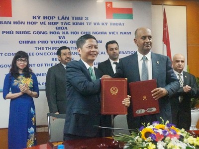 Bộ trưởng Công thương Trần Tuấn Anh và Bộ trưởng Thương mại và Công nghiệp Oman Ali bin Masoud Al Sunaidy ký biên bản kỳ họp thứ 3 Ủy ban hỗn hợp Hợp tác về Kl992 cổng game cá cược và kỹ thuật giữa Việt Nam và Oman.