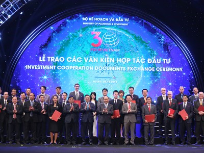 Thủ tướng Nguyễn Xuân Phúc, Phó thủ tướng Vương Đình Huệ và lãnh đạo bộ, ngành, địa phương chụp ảnh lưu niệm với các nhà Kl99ok phiên bản mới nước ngoài được cấp giấy chứng nhận Kl99ok phiên bản mới tại Hội nghị 30 năm Kl999.com bắn cá đổi thưởng 