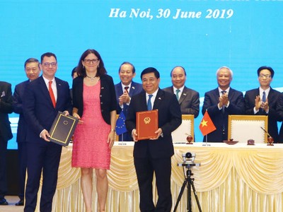 Bộ trưởng Bộ Kế hoạch và Kl99ok phiên bản mới Nguyễn Chí Dũng và Bộ trưởng Bộ Môi trường Kl992 VIP Trang Chủ 2026, thương mại và Kl991.com World Cup 2026 Chính Thức của Rumani Stefan-Radu Oprea, Cao ủy Thương mại của EU Cecilia Malmstrom  cùng ký Hiệp định IPA