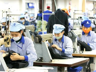 Bức tranh đối lập: Dệt may khó khăn giảm đơn hàng, giày da thuận lợi tăng trưởng