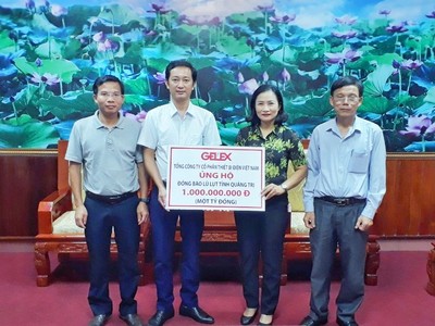 Bà Võ Thị Loan – Đại diện Mặt trận tổ quốc tỉnh Quảng Trị tiếp nhận 1 tỷ đồng từ GELEX 