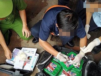 Lực lượng chức năng kiểm tra số lượng ma túy. Ảnh: HQ