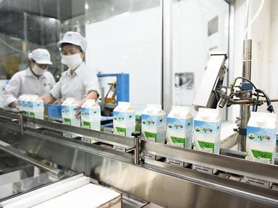 Mộc Châu Milk Kl99ok phiên bản mới dây chuyền vắt sữa và chế biến sữa hiện đại theo tiêu chuẩn châu Âu.