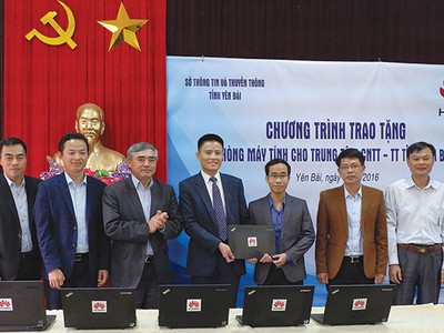 Lãnh đạo Bộ Thông tin và Truyền thông và Huawei Việt Nam trao tặng phòng máy tính cho Sở Thông tin và Truyền thông tỉnh Yên Bái tháng 12/2016 