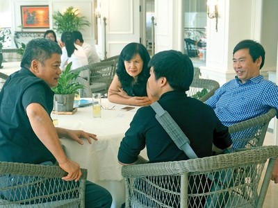 Các nhà Kl99ok phiên bản mới cá nhân trao đổi với start-up bên lề một sự kiện thuyết trình gọi vốn do Startup Vietnam Foundation tổ chức.