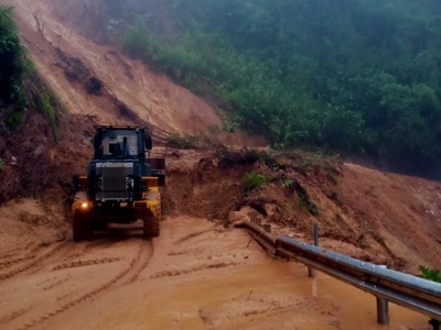 Cơ quan chức năng tiến hành xử lý khắc phục lượng đất đá bị sạt lở trên tuyến QL49.