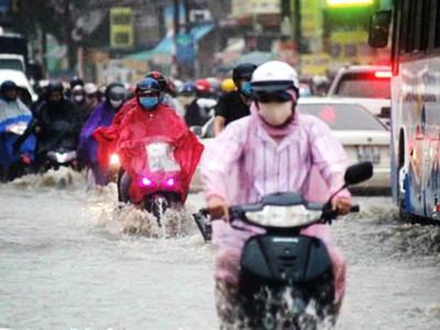 Do chưa thể thực hiện các dự án nên tình trạng ngập nước khi trời mưa vẫn diễn ra ở một số điểm tại TP. Biên Hoà. Ảnh: Phạm Tùng