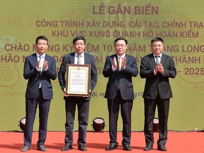 Bí thư Thành ủy Hà Nội Vương Đình Huệ đã trao bằng công nhận công trình chào mừng kỷ niệm 1010 năm Thăng Long - Hà Nội và Đại hội đại biểu lần thứ XVII Đảng bộ thành phố Hà Nội (nhiệm kỳ 2020-2025) cho lãnh đạo quận Hoàn Kiếm.