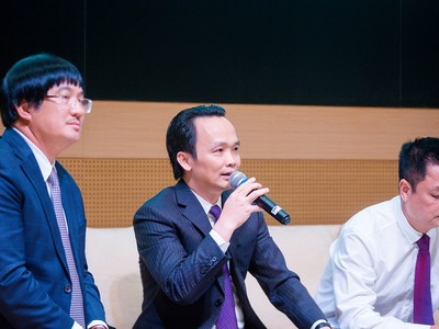 Theo thứ tự từ trái qua: Ông Phạm Đình Đoàn, ông Trịnh Văn Quyết, ông Nguyễn Đức Hưởng