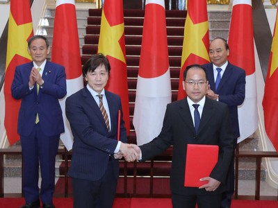 JETRO và NIC trao thỏa thuận hợp tác trước sự chứng kiến của Thủ tướng Nhật Bản Suga Yoshihide và Thủ tướng Nguyễn Xuân Phúc.