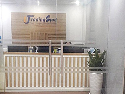 Tại Việt Nam, ngoài một số tổ chức tín đụng được cấp phép, tất cả các nhà Kl99ok phiên bản mới cá nhân và tổ chức đều bị cấm Kl99ok phiên bản mới forex.