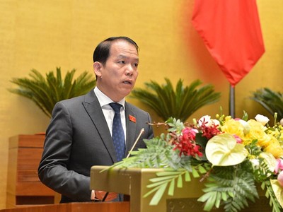 Chủ nhiệm Ủy ban Kl992 Tham Gia Ngay Hoàng Thanh Tùng trình bày báo cáo tiếp thu, giải trình dự án luật.