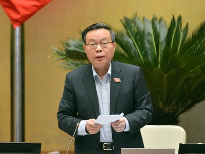 Phó Chủ tịch Quốc hội Phùng Quốc Hiền điều hành phiên thảo luận.