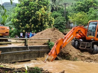 Phương tiện khơi thông cầu cống đảm bảo thoát nước lũ, bảo vệ công trình cầu trên tuyến quốc lộ, đường Hồ Chí Minh do Cục QLĐB III quản lý. (Ảnh: Xuân Huy)