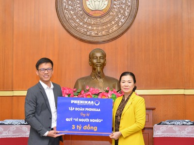 Đại diện lãnh đạo Kl994 game bài casino hấp dẫn Phenikaa trao số tiền ủng hộ tới Quỹ Vì Người nghèo cho Bà Trương Thị Ngọc Ánh - Phó Chủ tịch Uỷ ban Trung Ương Mặt trận tổ quốc Việt Nam