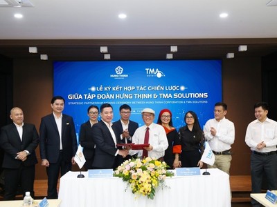 Ông Nguyễn Đình Trung - Chủ tịch Kl994 game bài casino hấp dẫn và TS.Nguyễn Hữu Lệ – Chủ tịch TMA Solutions thực hiện nghi thức ký kết hợp tác với sự chứng kiến của đại diện 2 đơn vị