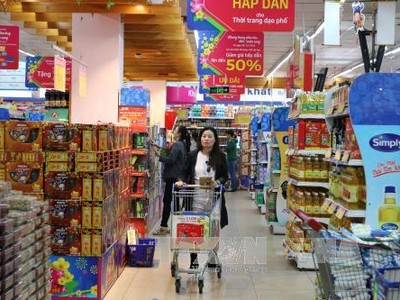 Người tiêu dùng mua sắm tại Co.op Đinh Tiên Hoàng, TP Hồ Chí Minh. Ảnh minh họa: Thanh Vũ/TTXVN