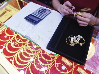 Hiện tại, vàng tiếp tục dao động quanh mức 1.900 USD/ounce. Ảnh: Dũng Minh